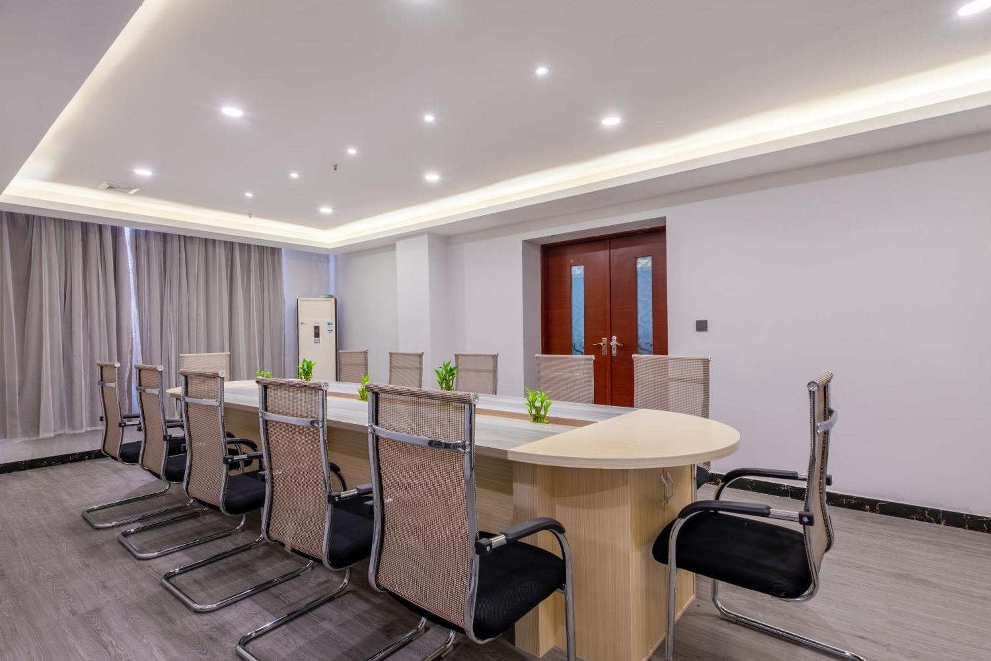 Huahang Hotel - Guangzhou Baiyun International Airport - Free Airport Shuttle Bus エクステリア 写真
